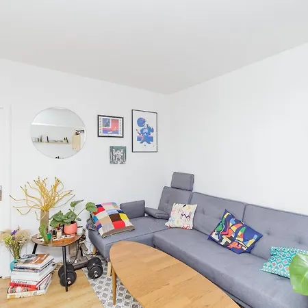 Bright 40 M For 2 Near The Villette *